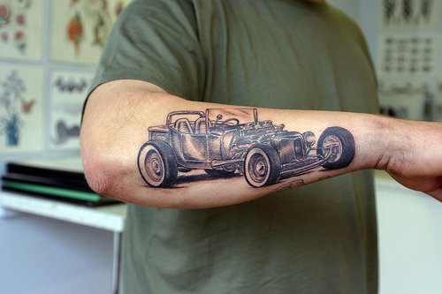 手臂复古的赛车写实纹身图案
