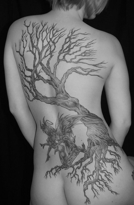 背部伟大的枯树与天使纹身图案