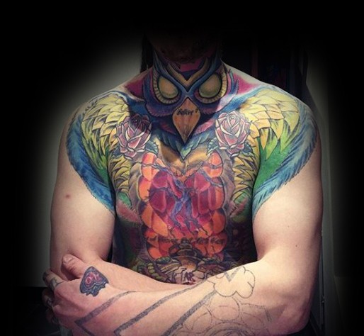 胸部和肩膀难以置信的彩色神秘鸟和花朵纹身图案