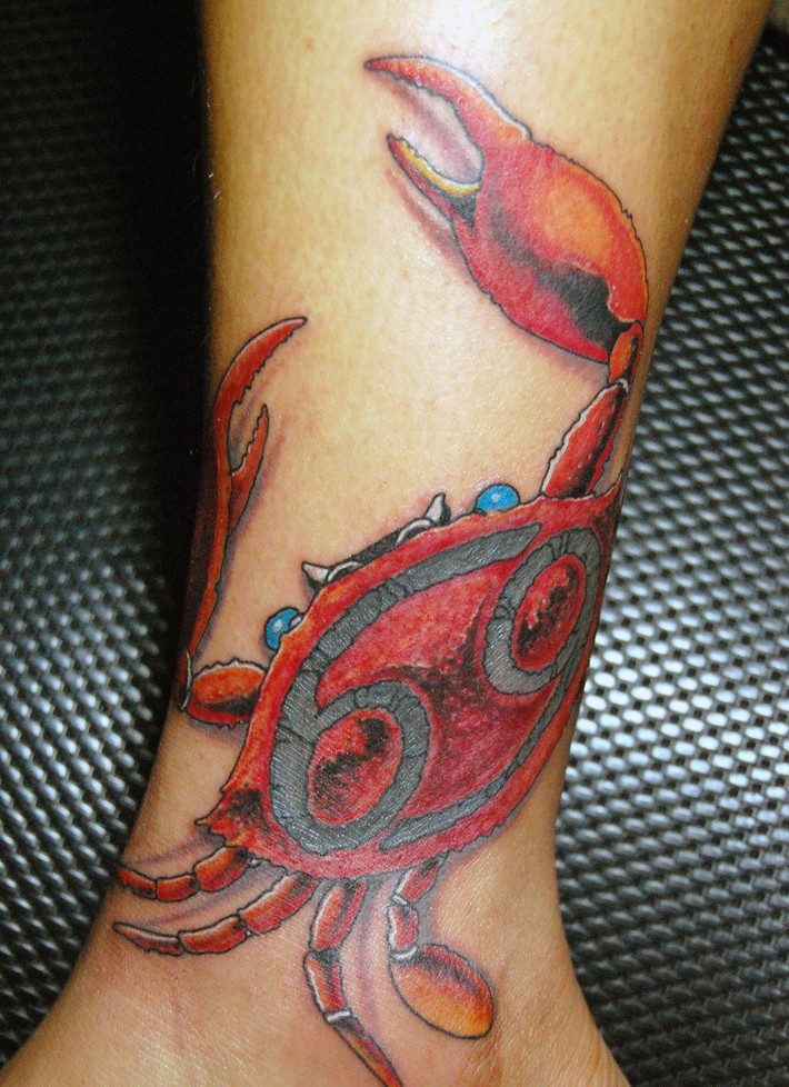 小腿漂亮的彩色螃蟹纹身图案