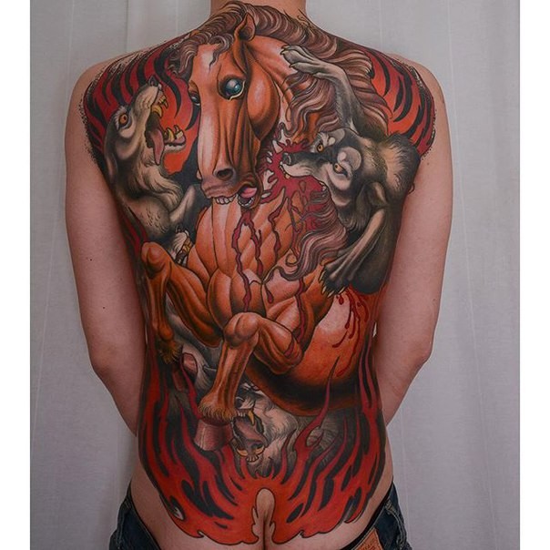 背部彩色的血腥狼攻击马纹身图案