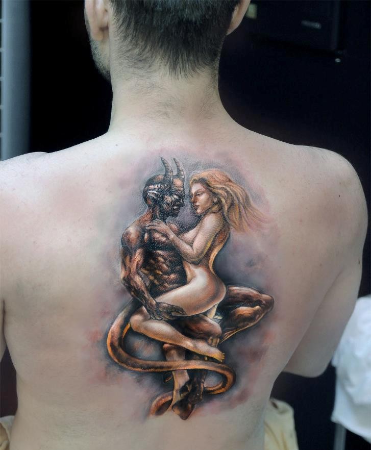 背部彩色的恶魔与裸体女人纹身图案