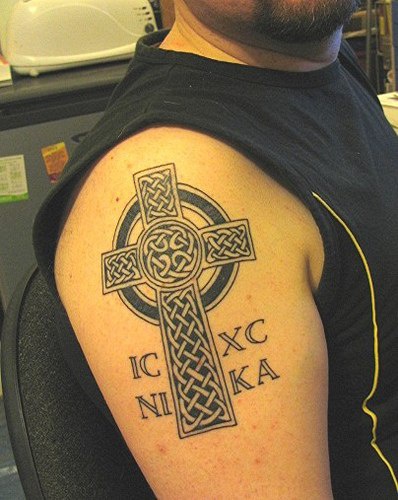 手臂上的十字架凯尔特纹身图案