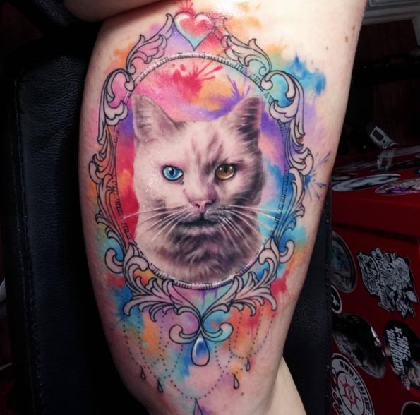 大腿写实的痛苦猫头像纹身图案