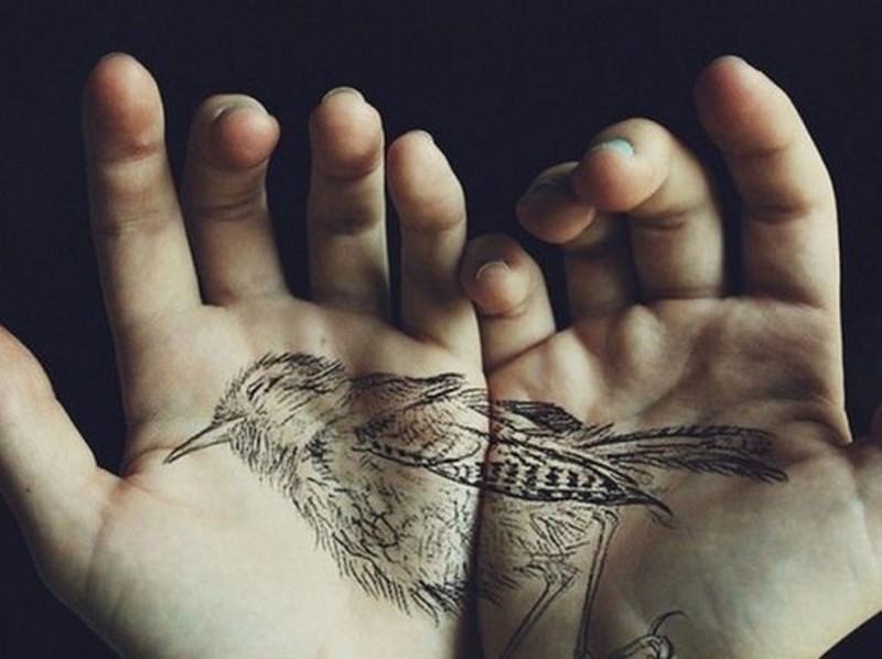 手心天然的黑色小鸟纹身图案