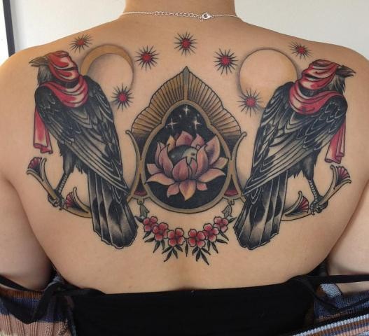 背部彩色的小鸟与花朵和符号纹身图案