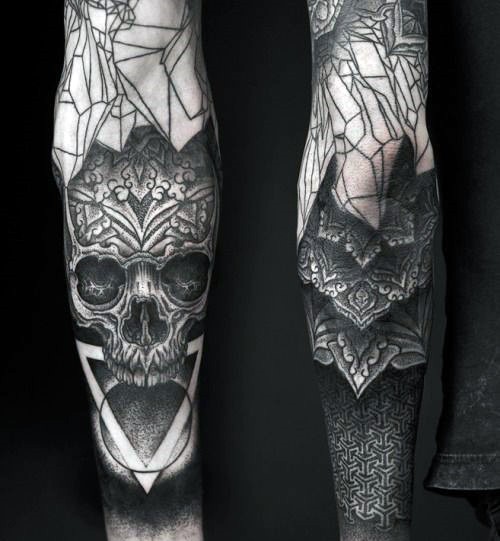 手臂黑色的神秘骷髅与各种饰品纹身图案