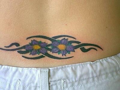 腰部紫色花朵与黑色图腾纹身图案
