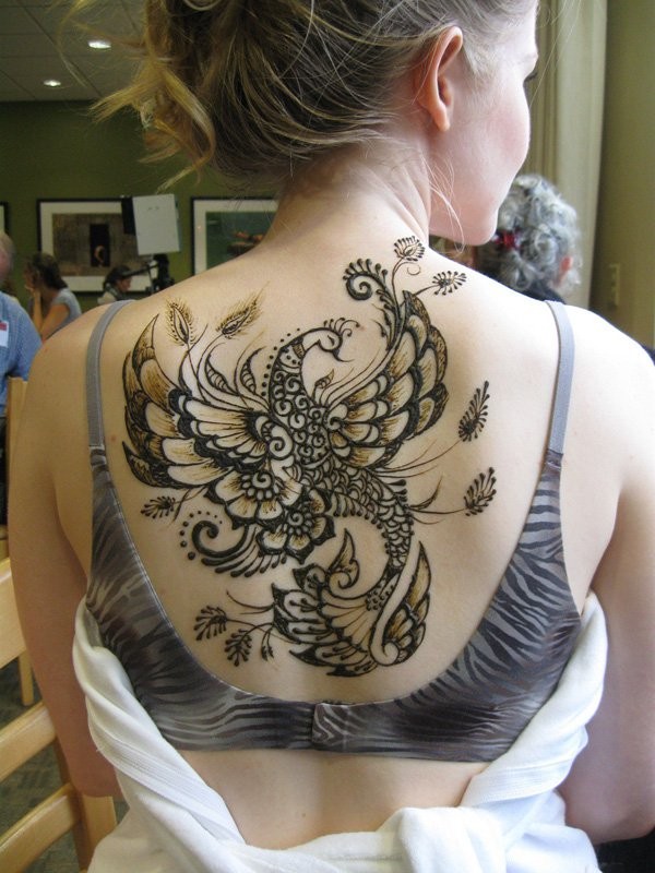 背部神奇的花朵组合鸟纹身图案