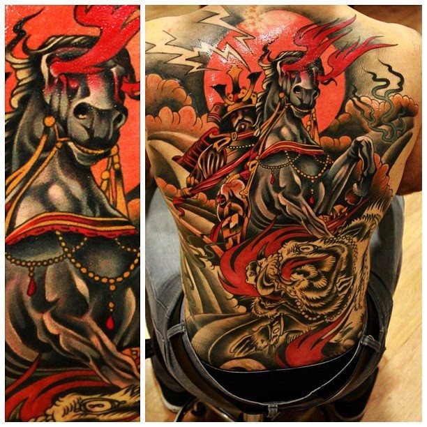 背部插画风格彩色的恶魔武士与老虎纹身图案
