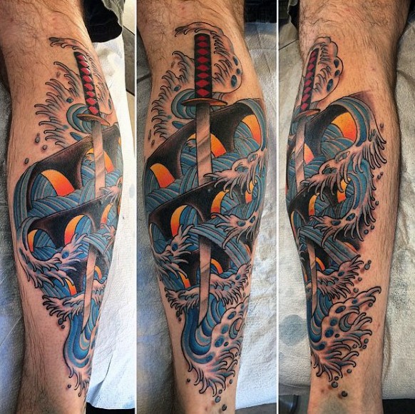 小腿亚洲风格彩绘剑和波浪纹身图案