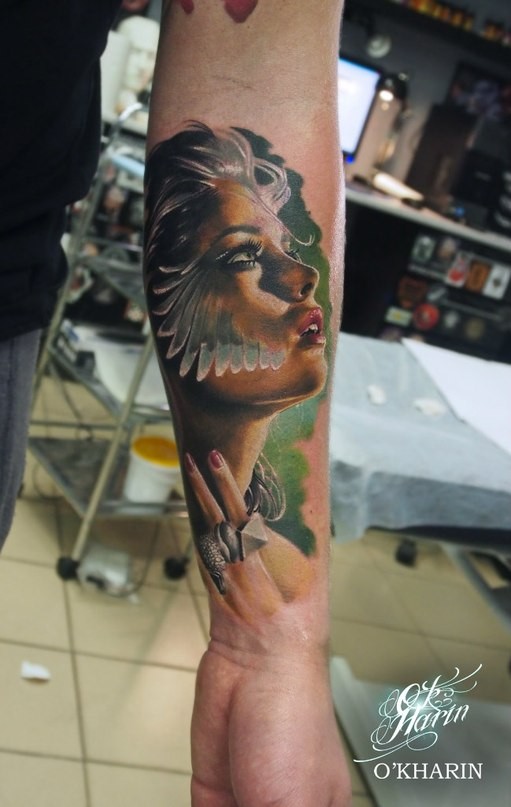 小臂美丽的彩色女人肖像与翅膀纹身图案