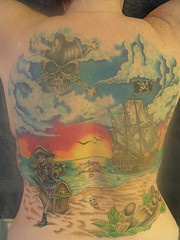 满背彩色海盗海景主题纹身图案