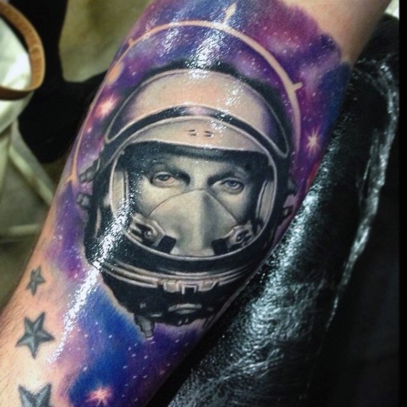 手臂幻想式的宇航员头像纹身图案