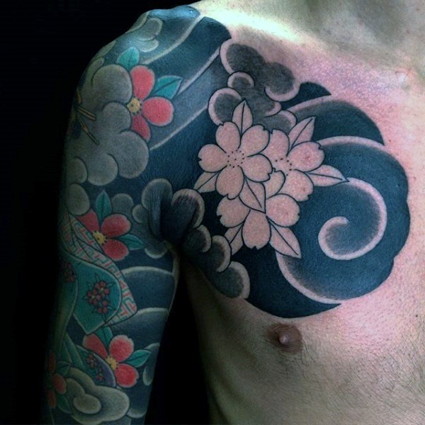 亚洲风格的彩色花朵半甲纹身图案