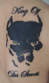 背部黑色的狗头像与字母纹身图案