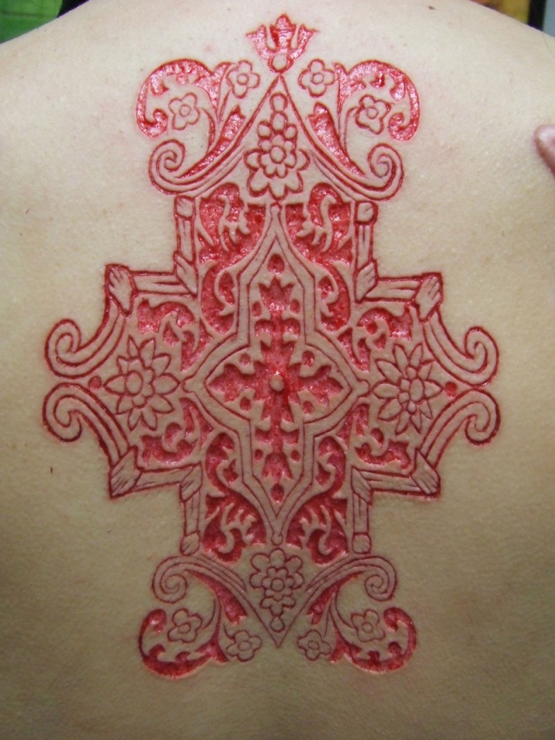 背部割肉花朵图腾纹身图案