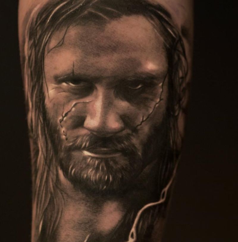 黑灰风格的疤痕男子肖像纹身图案