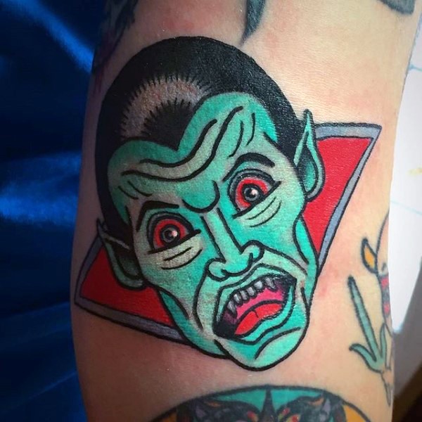 手臂恐怖卡通风格的彩色吸血鬼纹身图案