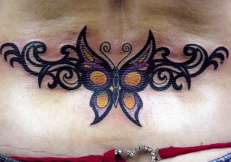 腰部明亮的蝴蝶与图腾纹身图案