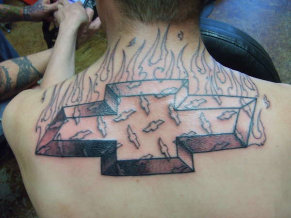 背部雪佛兰标志和火焰纹身图案