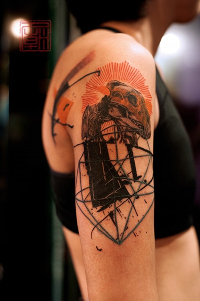 大臂骨架和红太阳几何元素纹身图案