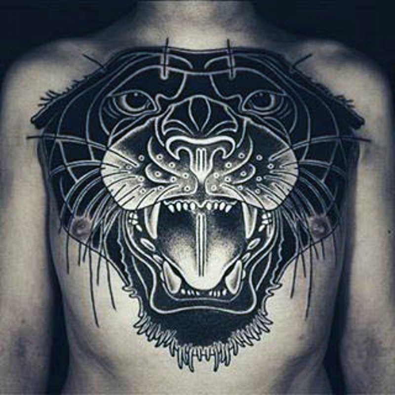 胸部黑色的幻想老虎纹身图案