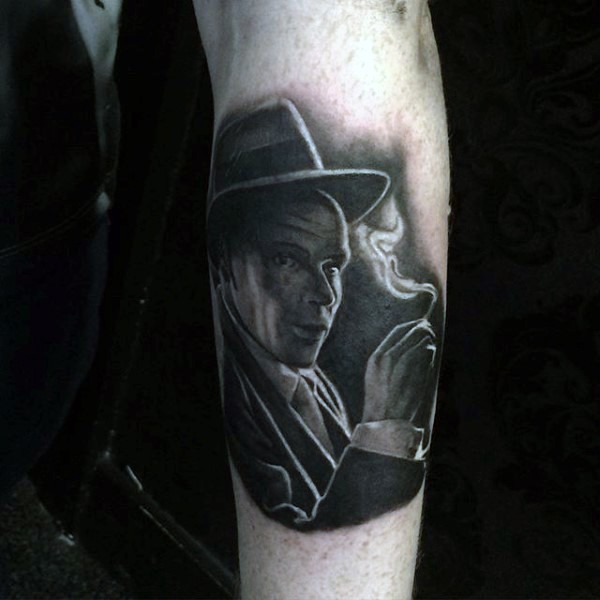手臂逼真的黑色吸烟男子纹身图案