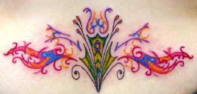 腰部色彩丰富的部落藤蔓纹身图案