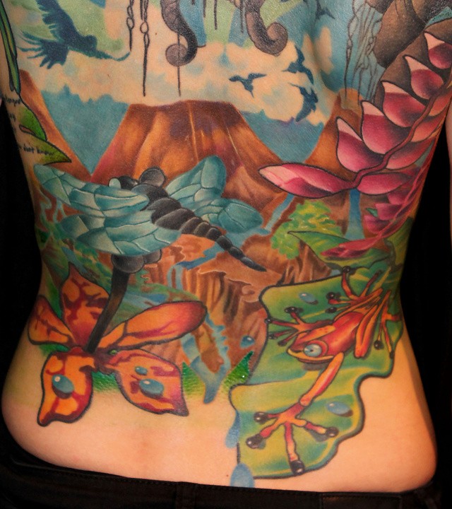 背部彩色的丛林与鲜花和青蛙纹身图案