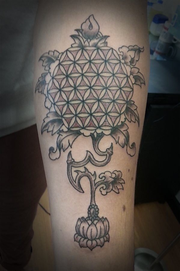 手臂有趣的梵花藤蔓和莲花纹身图案