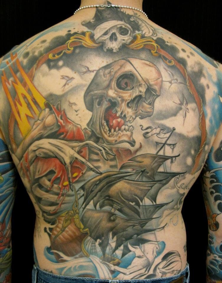 背部海盗骷髅和帆船彩绘纹身图案
