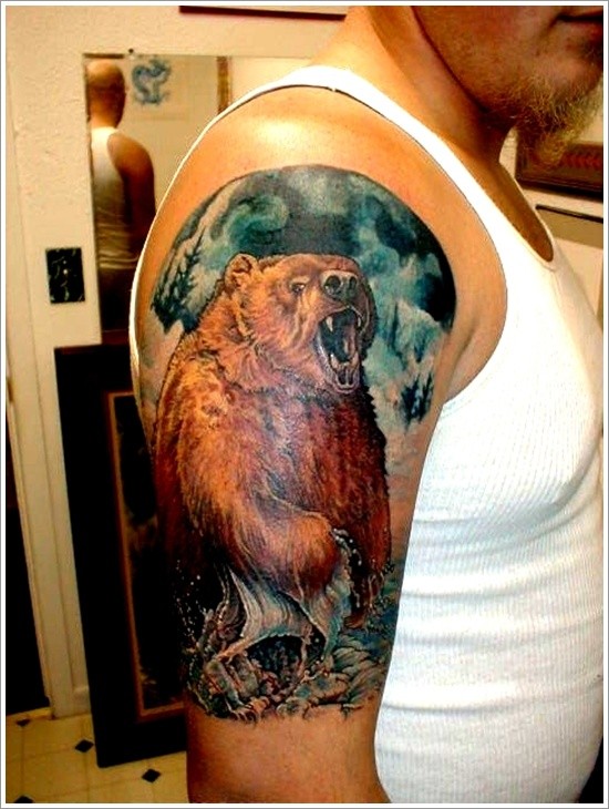 大臂彩色的熊在水中纹身图案