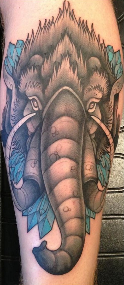 手臂美妙多彩的猛犸象头部纹身图案