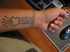 手臂苹果标志和电路板纹身图案