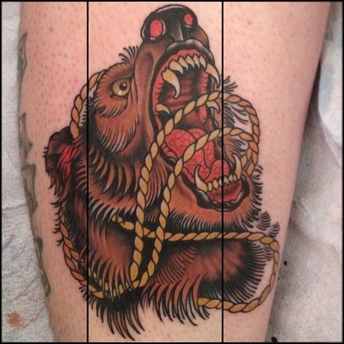彩色的绳子与愤怒的熊纹身图案