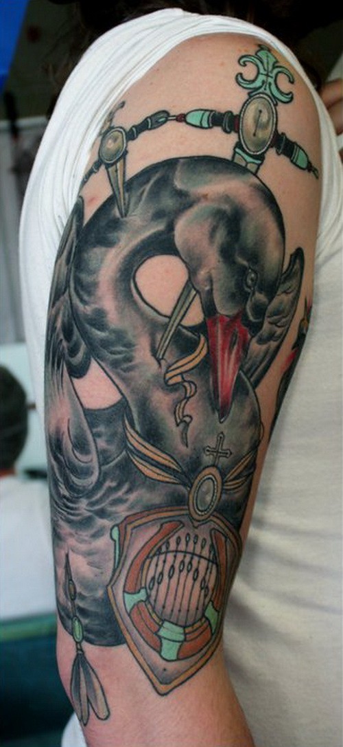 手臂黑色天鹅和匕首彩色纹身图案