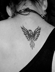 背部黑色小标志鹰纹身图案