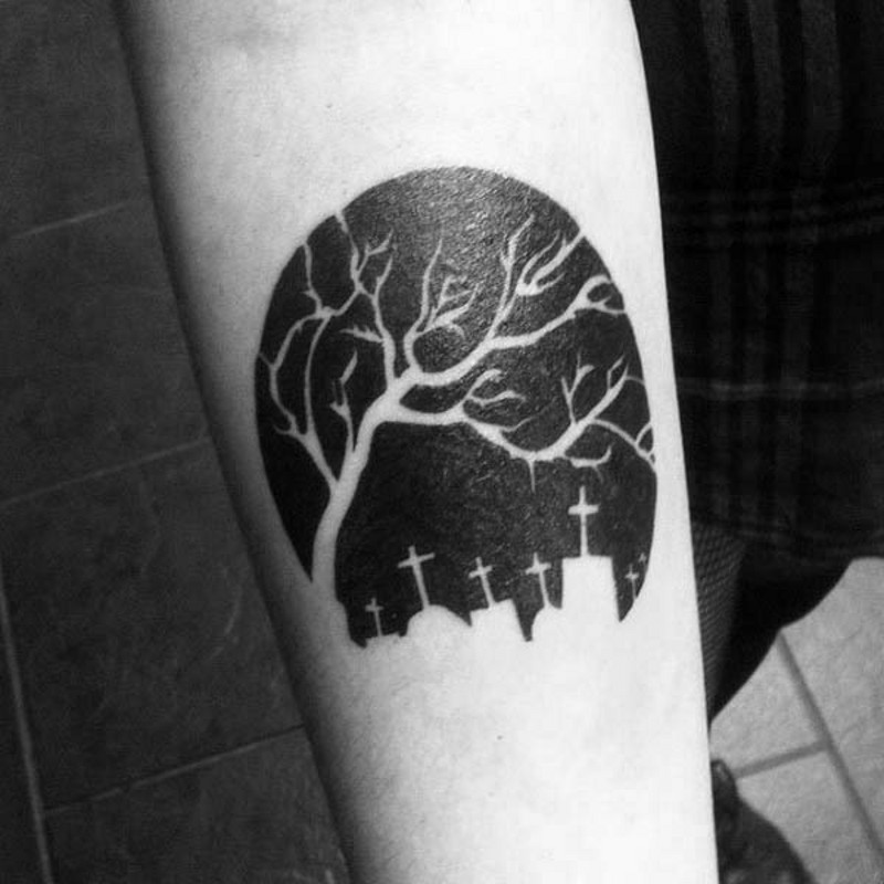 手臂黑白个性的黑暗树和墓地纹身图案