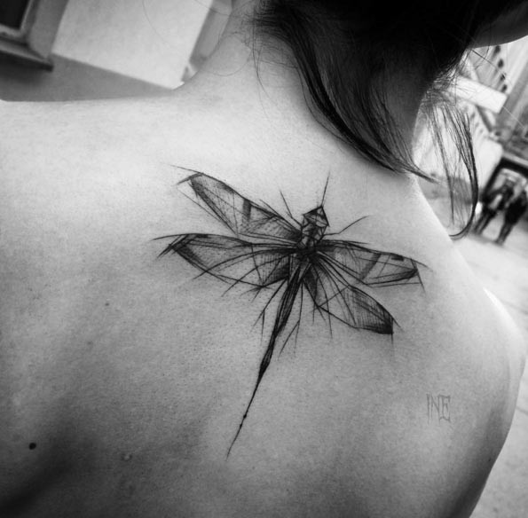 背部黑色漂亮的素描风格蜻蜓纹身图案