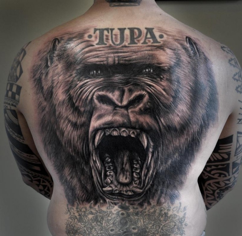 背部惊人的写实风格咆哮大猩猩纹身图案