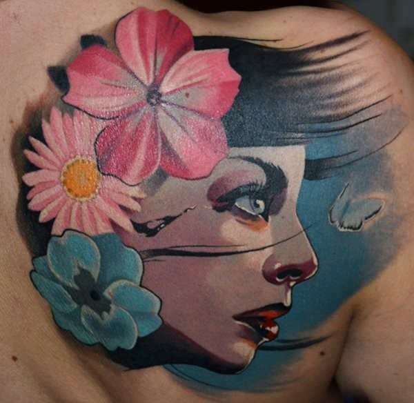 背部女人脸与五彩的花朵与蝴蝶纹身图案