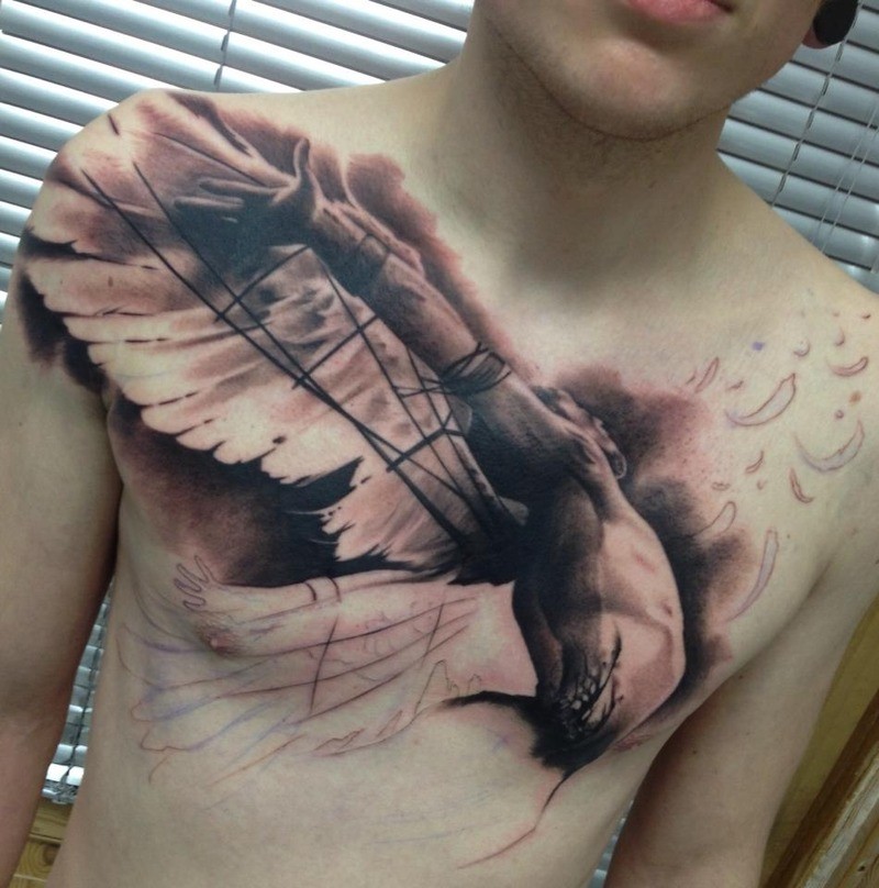 胸部飞行的男子与翅膀纹身图案
