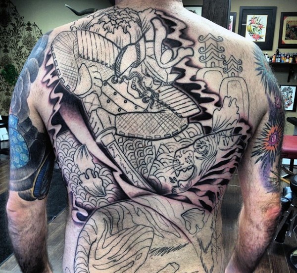 背部简单的武士斗虎和菊花纹身图案