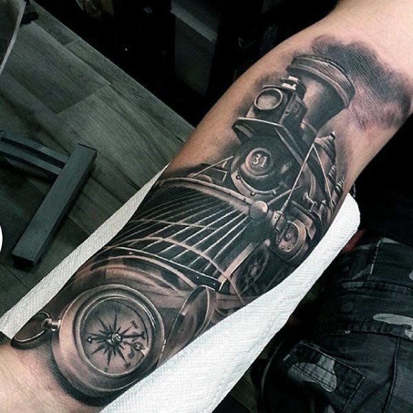 手臂黑白写实的旧火车和钟表纹身图案
