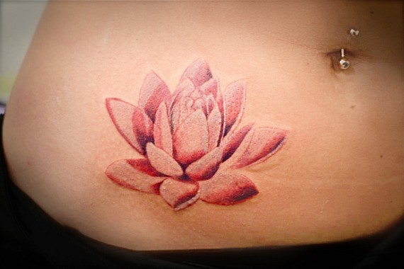 美丽的粉红色莲花腹部纹身图案