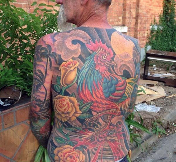 背部梦幻彩绘玫瑰和公鸡纹身图案
