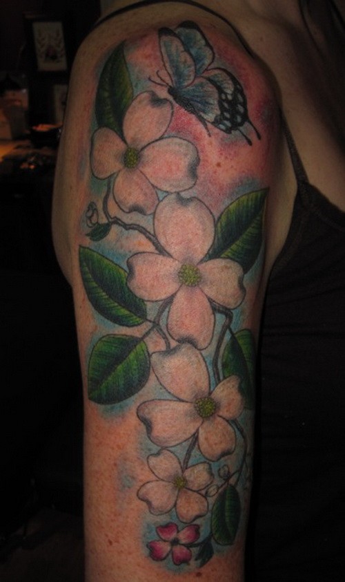 大臂白色的写实山茱萸花和蝴蝶纹身图案