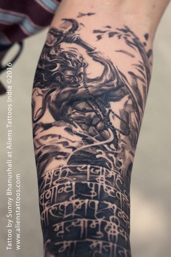 手臂黑灰风格海神肖像与字符纹身图案