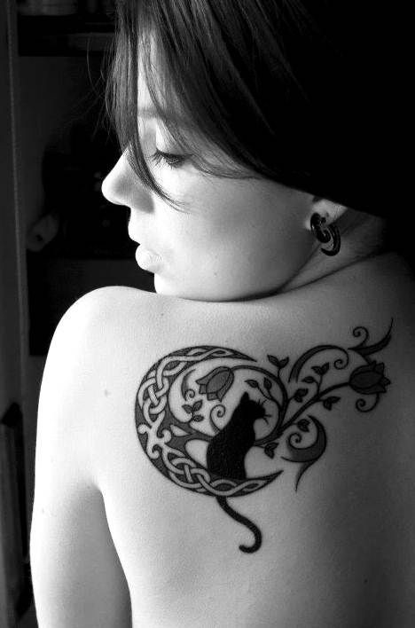 背部优雅的猫和月亮藤蔓纹身图案